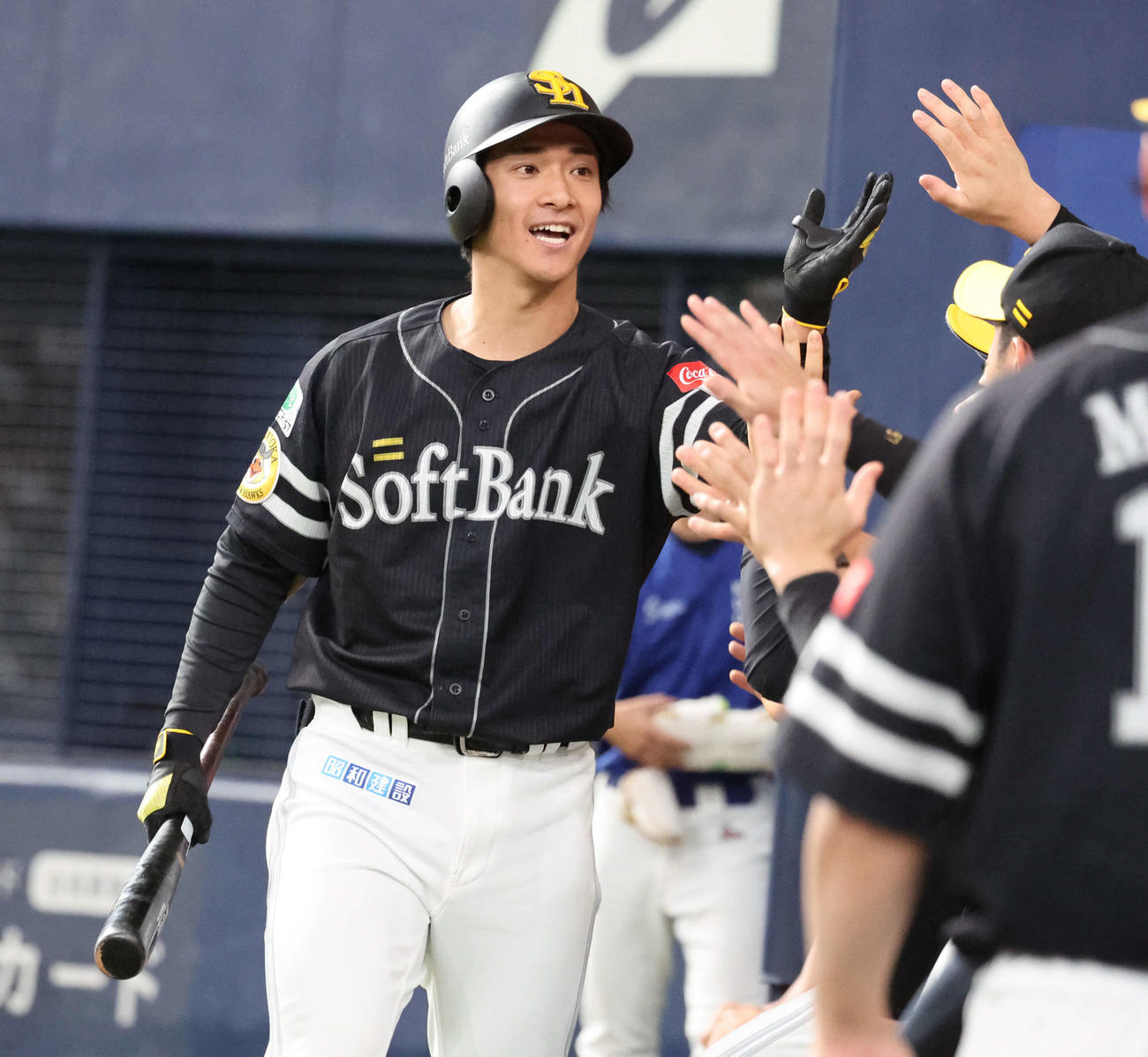 オリックス対ソフトバンク　5回表ソフトバンク1死一、三塁、柳町は中犠飛を放ってベンチに戻り、ナインの出迎えに笑顔（撮影・西尾就之）