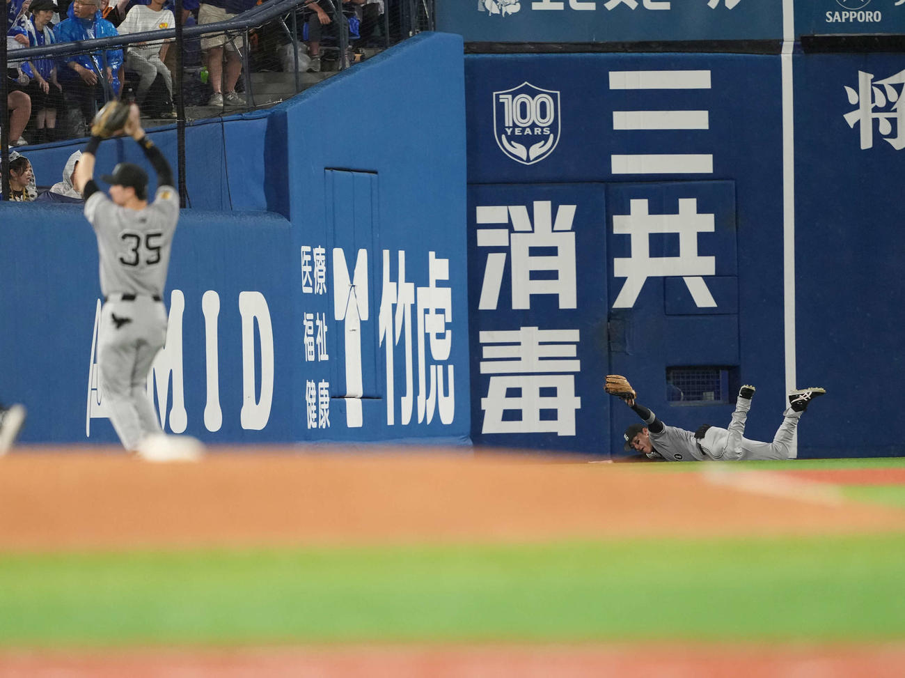DeNA対巨人　5回に好捕を見せた丸（撮影・井上学）