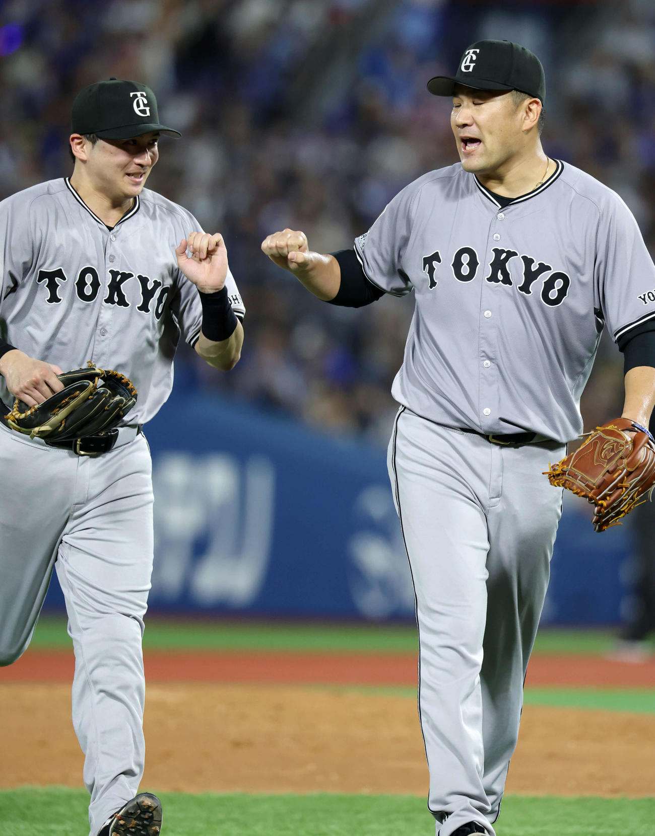 DeNA対巨人　4回裏DeNAの攻撃を抑えた田中将（右）は泉口とグータッチ（撮影・浅見桂子）