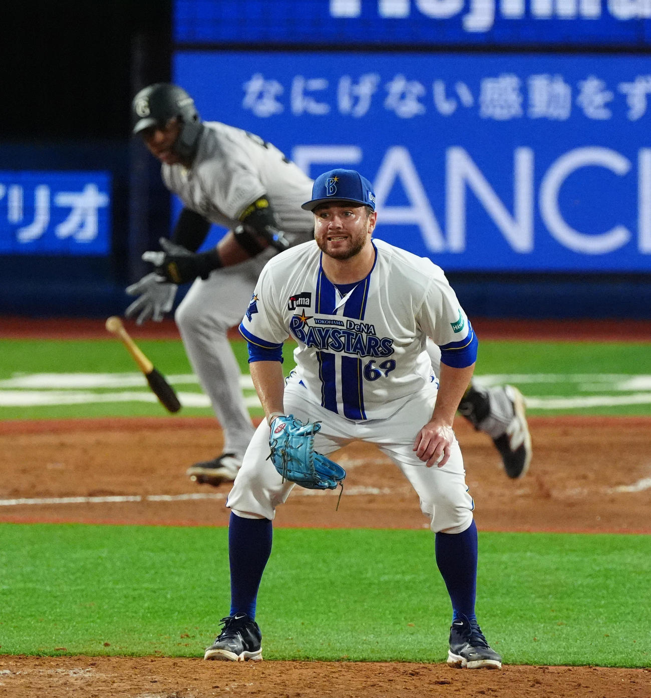 DeNA対巨人　9回表巨人2死一、三塁、オコエを二ゴロに打ち取り、完封勝利を挙げたDeNAケイ（撮影・清水貴仁）