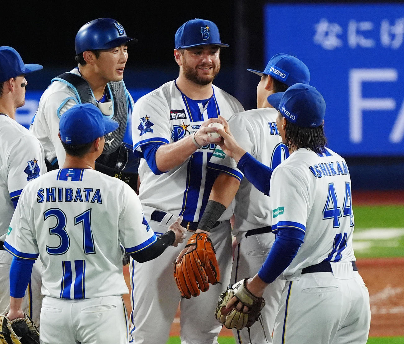DeNA対巨人　完封勝利を挙げウイニングボールを受け取るDeNAケイ（右から3人目）（撮影・清水貴仁）