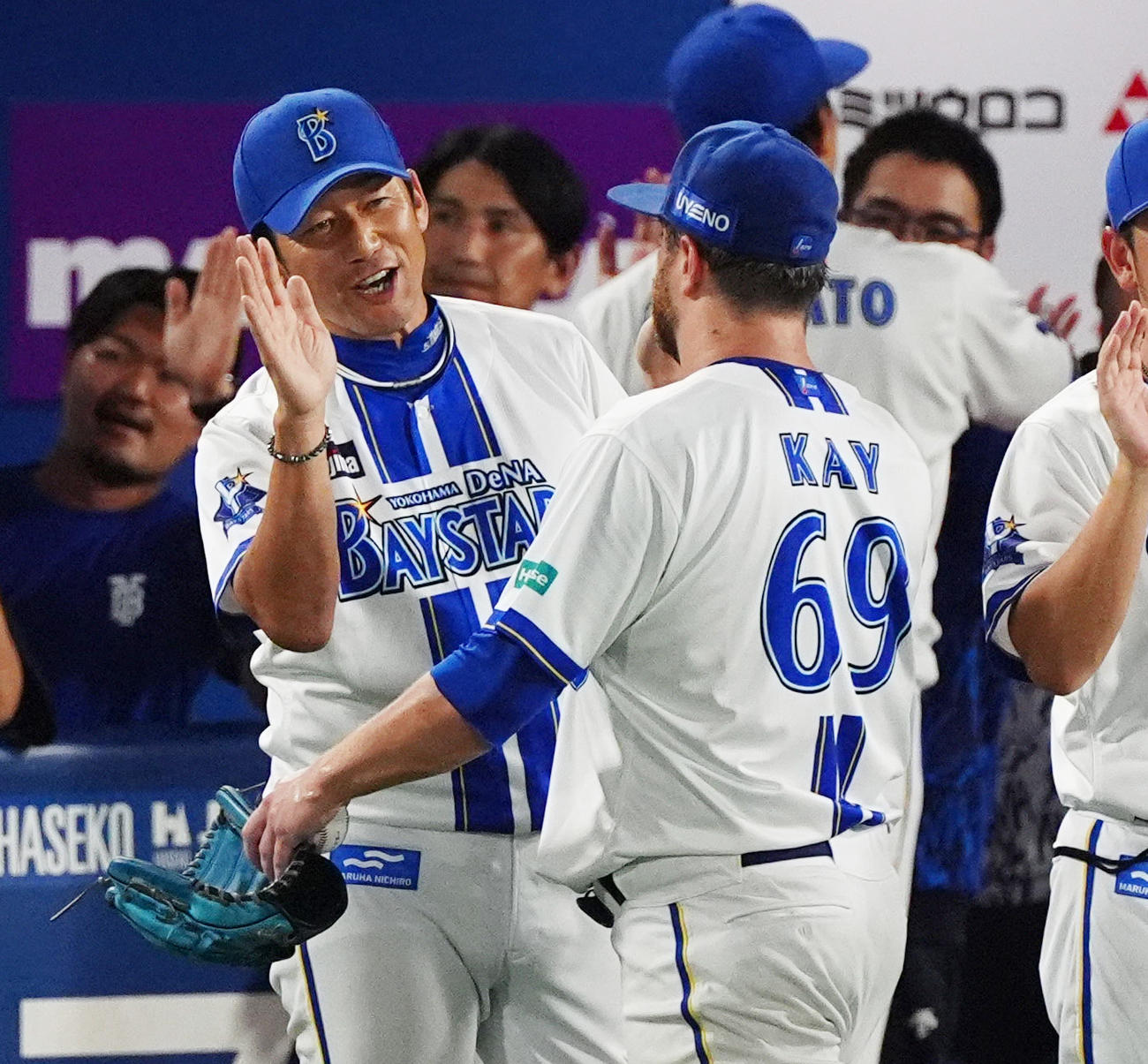 DeNA対巨人　完封勝利を挙げたDeNAケイ（右）を出迎える三浦監督（撮影・清水貴仁）