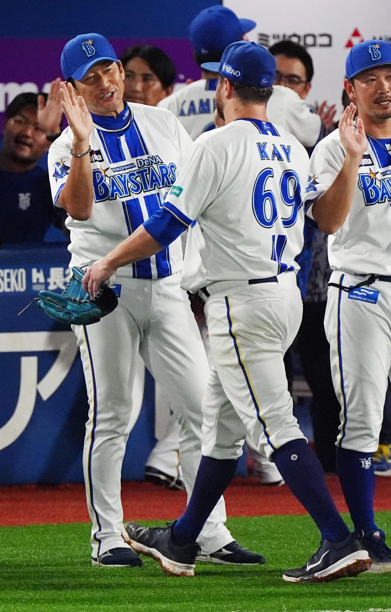 DeNA対巨人　完封勝利を挙げたDeNAケイ（右）を出迎える三浦監督（撮影・清水貴仁）