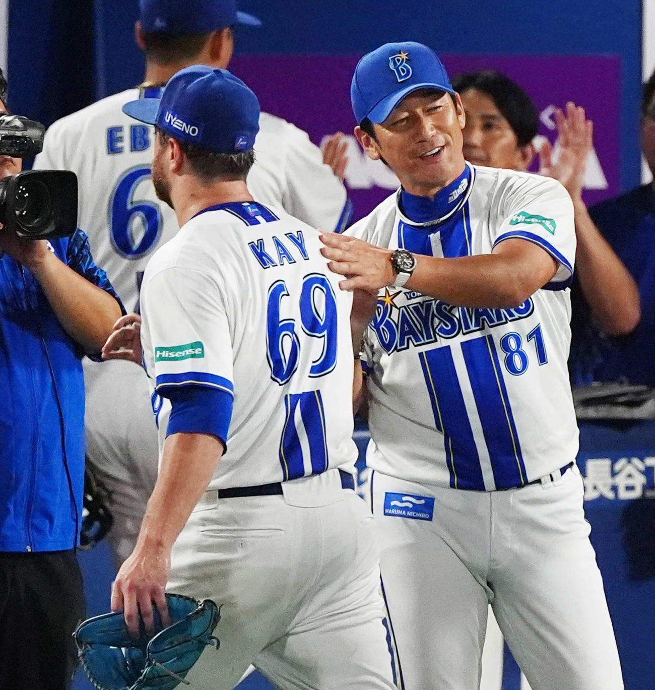 DeNA対巨人　完封勝利を挙げたDeNAケイ（左）を出迎える三浦監督（撮影・清水貴仁）
