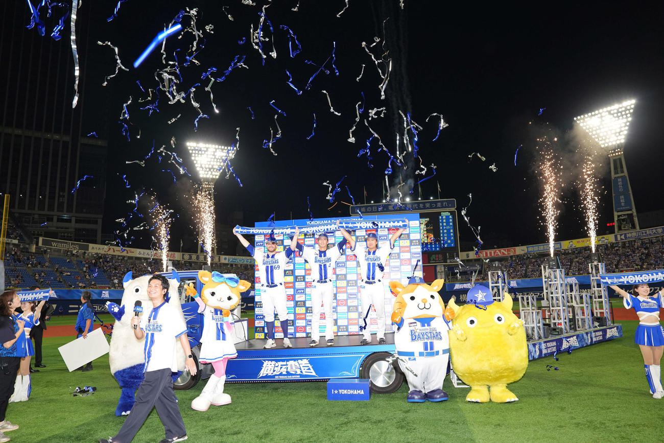 DeNA対巨人　お立ち台でポーズを決める、左からケイ、度会、石上（撮影・井上学）