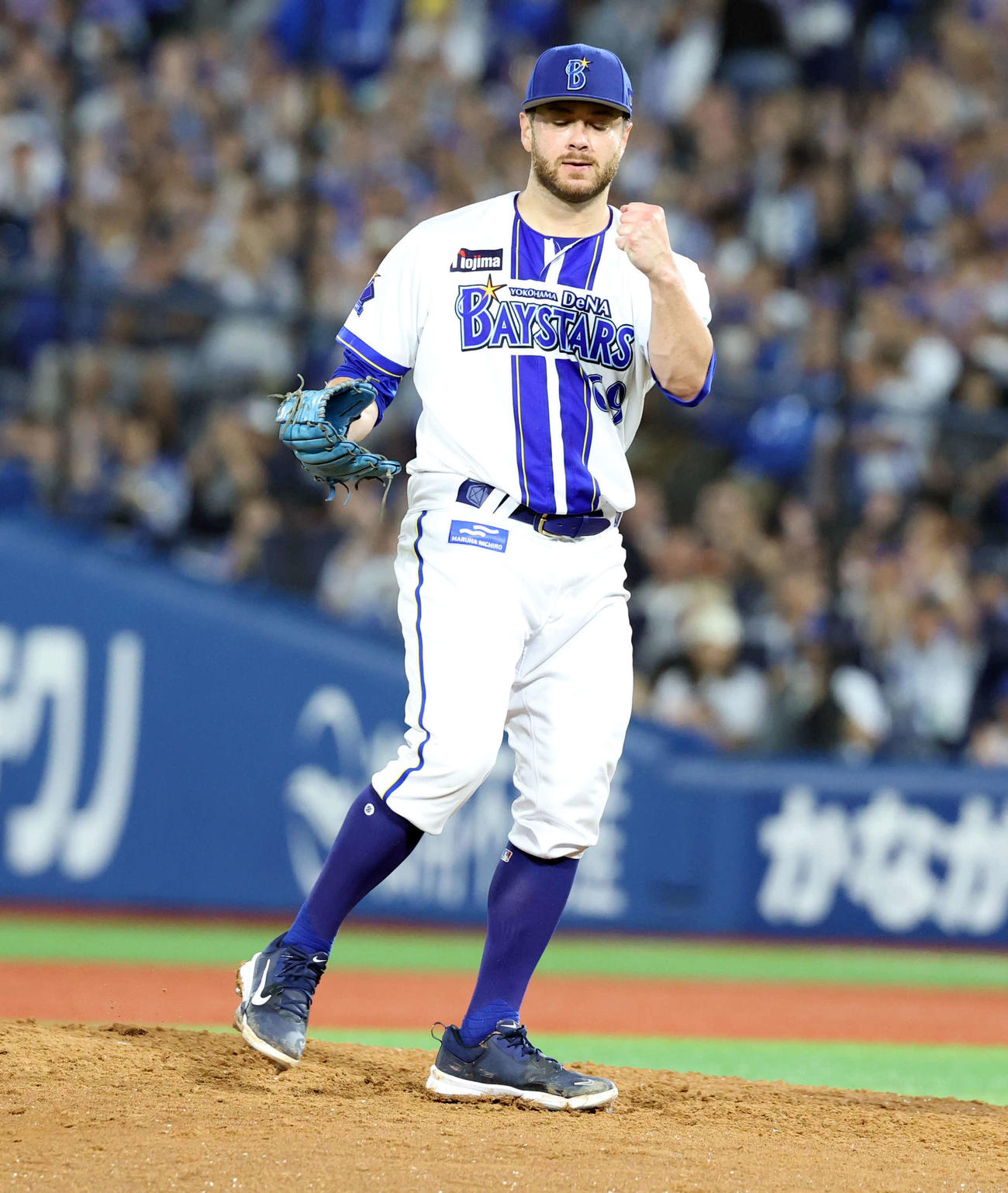 DeNA対巨人　8回表巨人2死、泉口を遊ゴロに仕留めガッツポーズするケイ（撮影・浅見桂子）