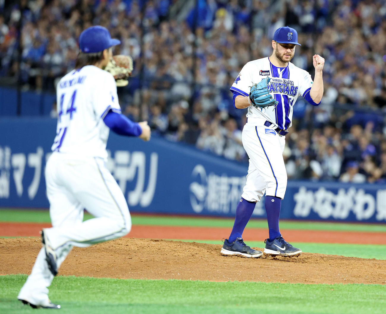 DeNA対巨人　8回表巨人2死、泉口を遊ゴロに仕留めガッツポーズするケイ（撮影・浅見桂子）
