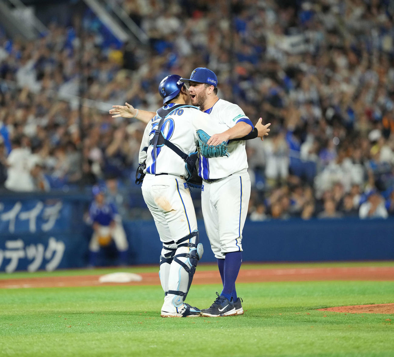 DeNA対巨人　完封勝利を挙げたDeNAケイ（右）は山本と抱き合う（撮影・井上学）