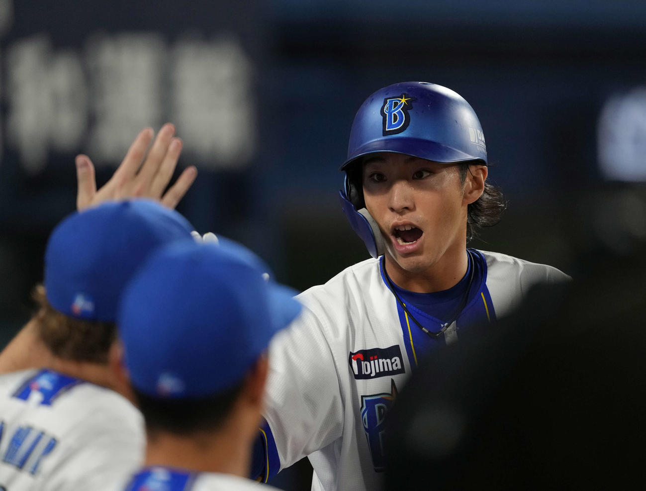 DeNA対巨人　7回裏DeNA1死、右越え本塁打を放つ度会（撮影・井上学）