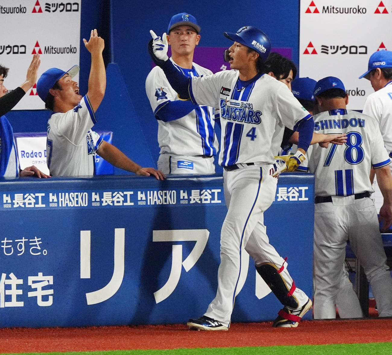 DeNA対巨人　7回裏DeNA1死、右越えソロ本塁打を放ち生還する度会（撮影・清水貴仁）