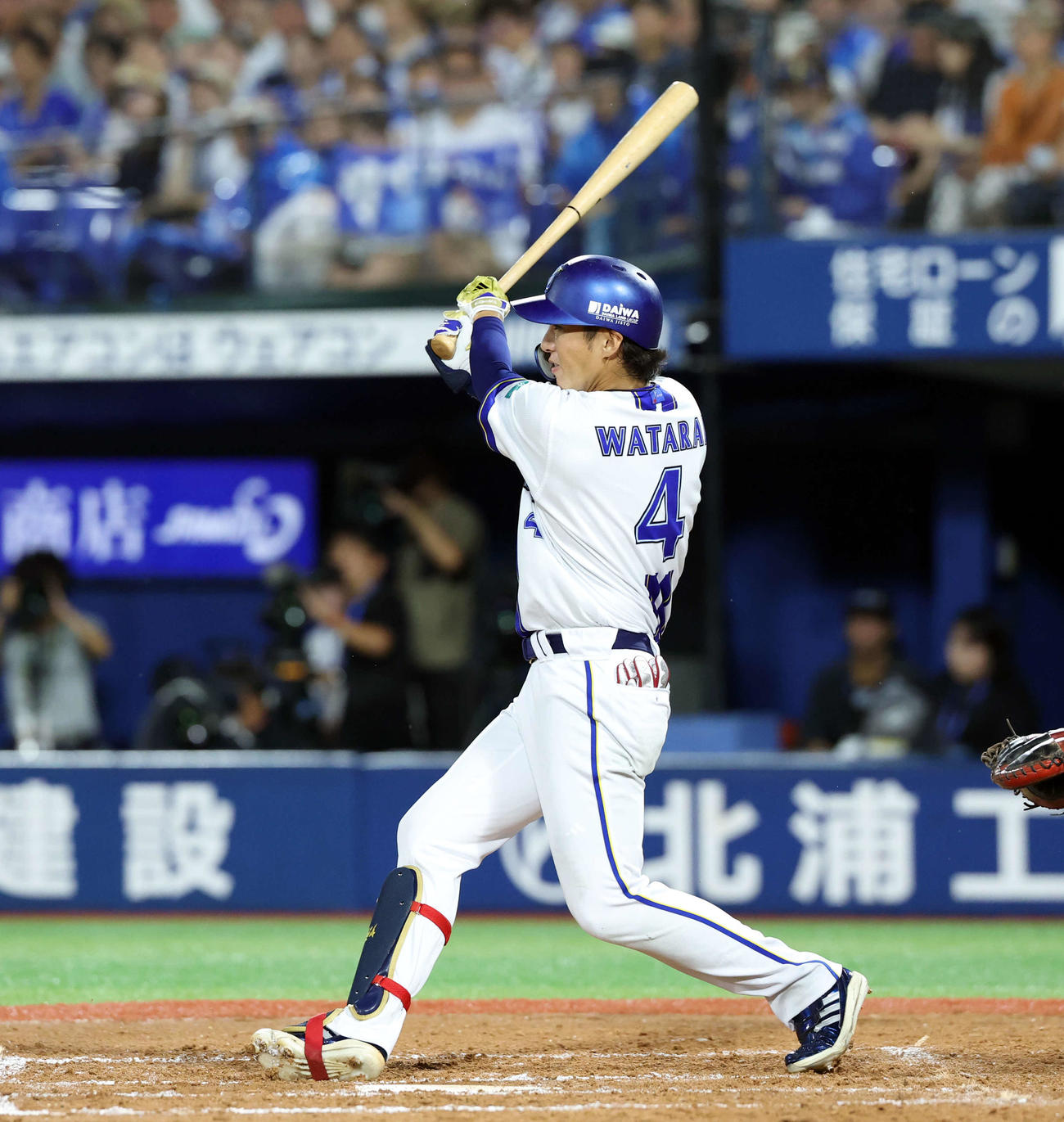 DeNA対巨人　7回裏DeNA1死、度会は右越えソロ本塁打を放つ（撮影・浅見桂子）