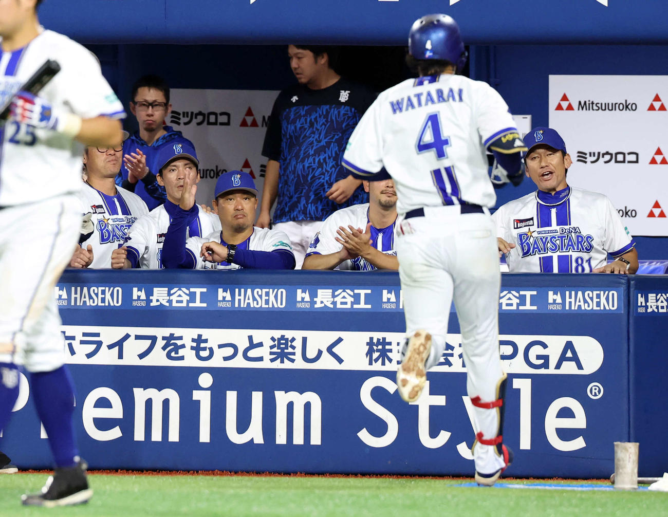DeNA対巨人　7回裏DeNA1死、度会（手前）が右越えソロ本塁打を放ち笑顔で迎える三浦監督（右）ら（撮影・浅見桂子）