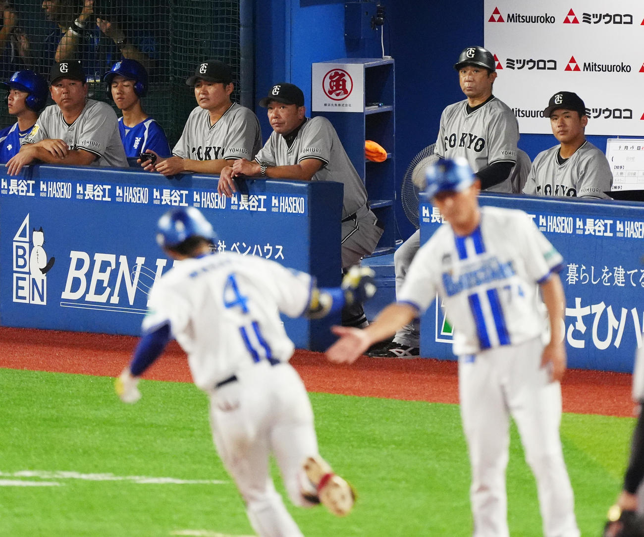 DeNA対巨人　7回裏DeNA1死、度会の右越えソロ本塁打で追加点を奪われ厳しい表情の巨人阿部監督（ベンチ中央）（撮影・清水貴仁）
