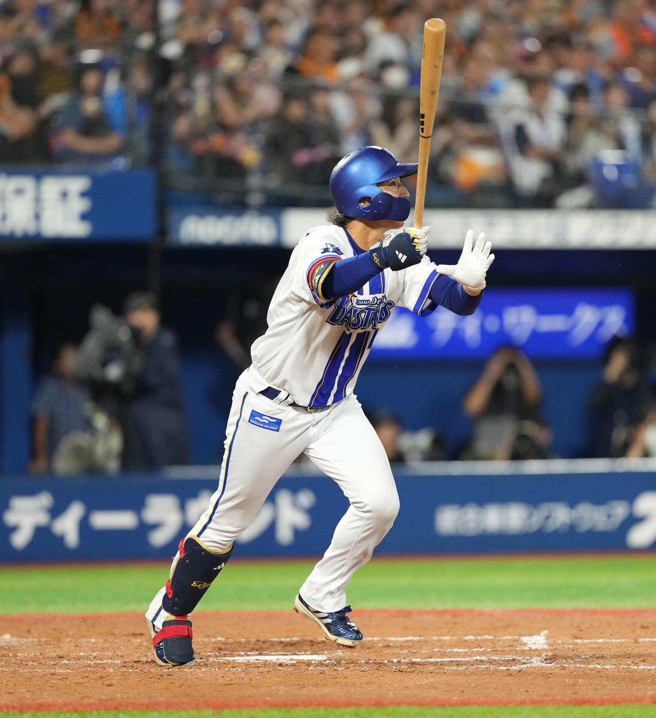 DeNA対巨人　7回裏DeNA1死、右越え本塁打を放つ度会（撮影・井上学）