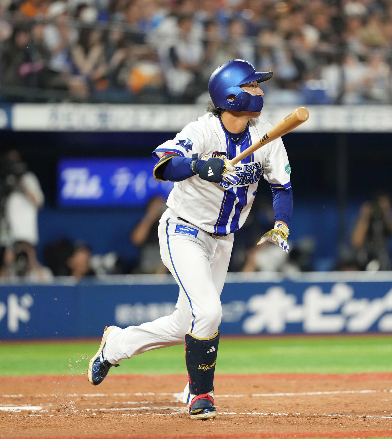 DeNA対巨人　7回裏DeNA1死、右越え本塁打を放つ度会（撮影・井上学）