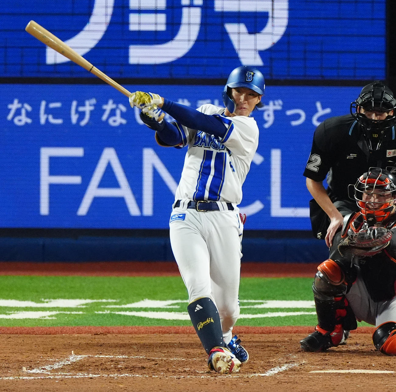 DeNA対巨人　7回裏DeNA1死、右越えソロ本塁打を放つ度会（撮影・清水貴仁）