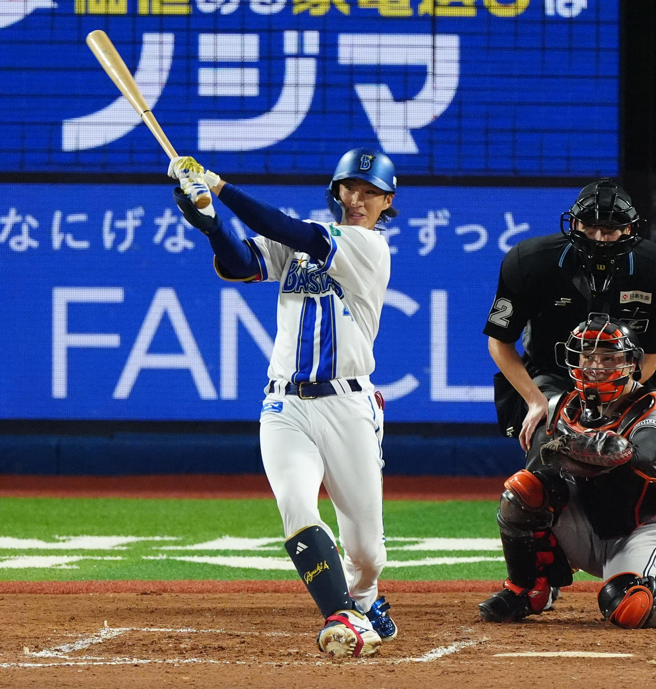 DeNA対巨人　7回裏DeNA1死、右越えソロ本塁打を放つ度会（撮影・清水貴仁）