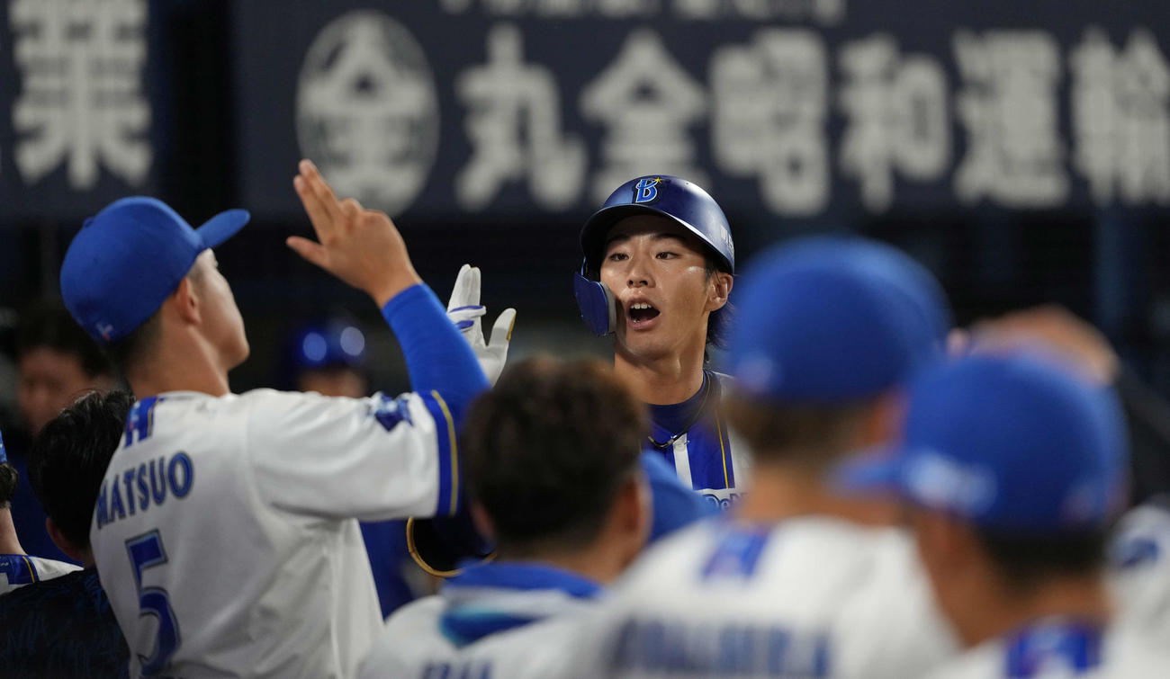 DeNA対巨人　7回裏DeNA1死、右越え本塁打を放つ度会（撮影・井上学）