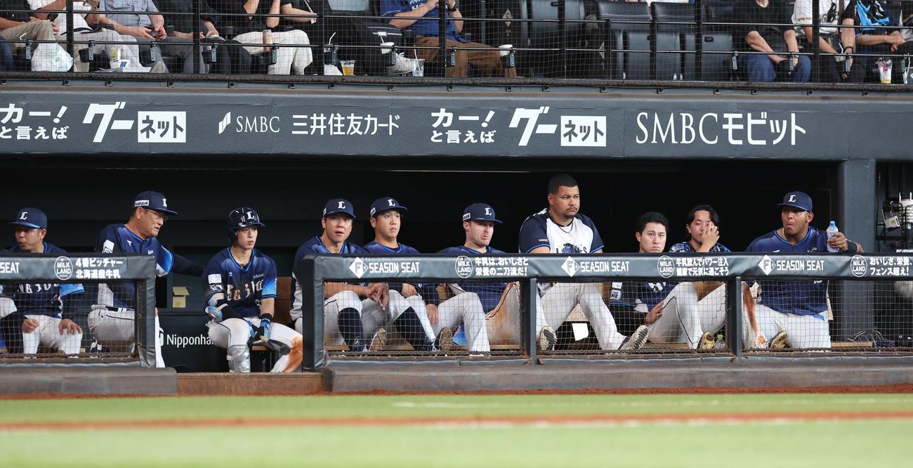 日本ハム対西武　試合を見つめる西武ナイン（撮影・黒川智章）