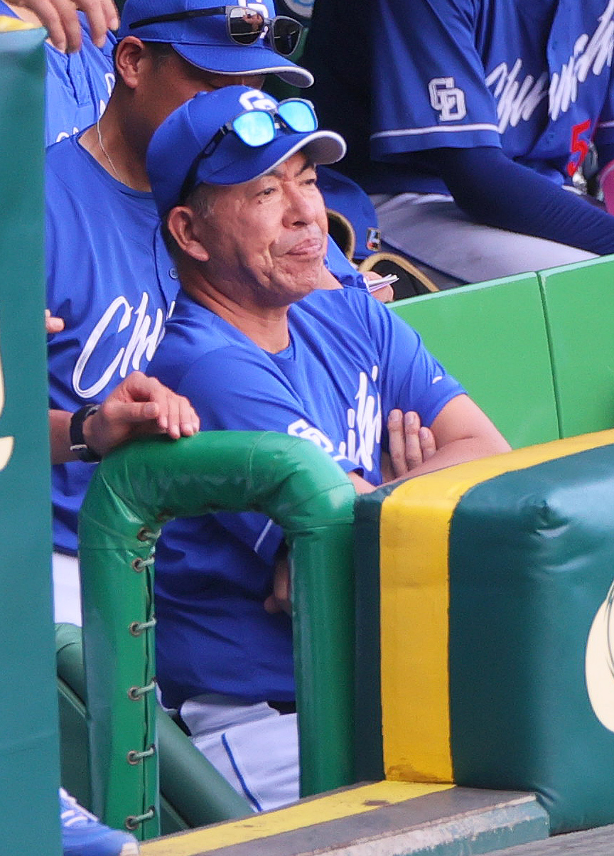 阪神対中日　ベンチからグラウンドを見つめる中日井上監督（撮影・上山淳一）