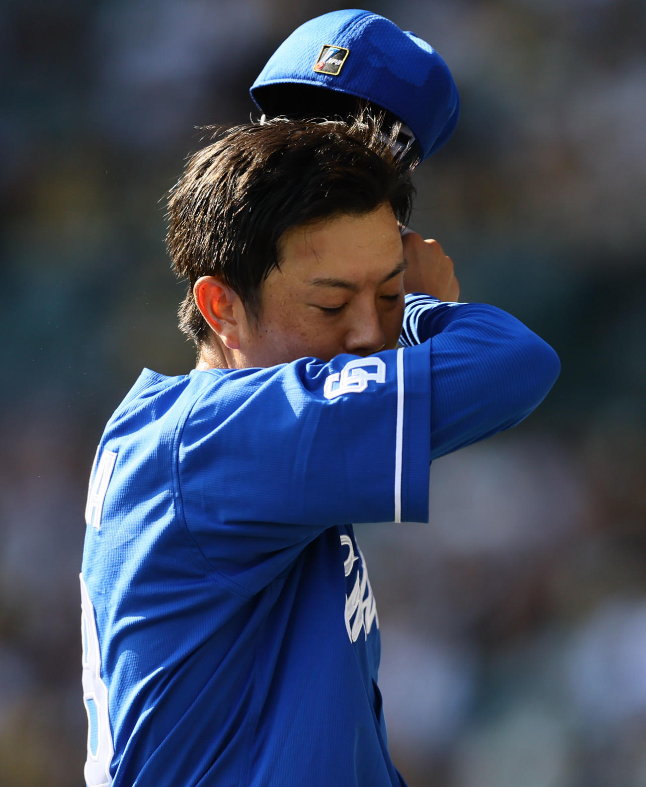 阪神対中日　4回を終え、ベンチに戻る中日松葉（撮影・藤尾明華）