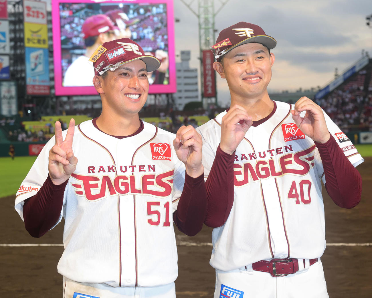 楽天対ロッテ　サヨナラで球団通算2000本塁打を決めた楽天小郷（左）は、プロ初勝利の江原と2000ポーズで喜ぶ（撮影・野上伸悟）