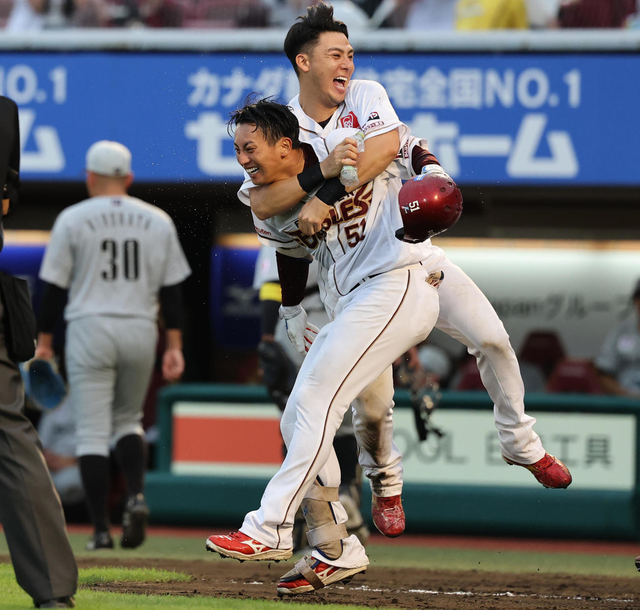 楽天対ロッテ　12回裏楽天無死、サヨナラ本塁打を放った小郷（左）は村林に抱きつかれ喜ぶ（撮影・野上伸悟）