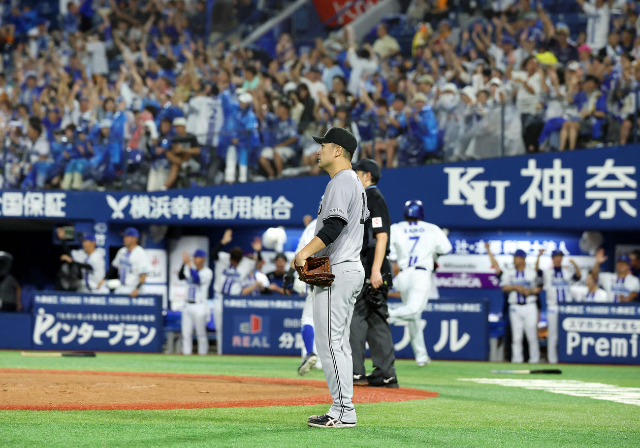 DeNA対巨人　6回裏DeNA2死一、二塁、石上に2点適時二塁打を許し、がっくりの田中将（撮影・浅見桂子）