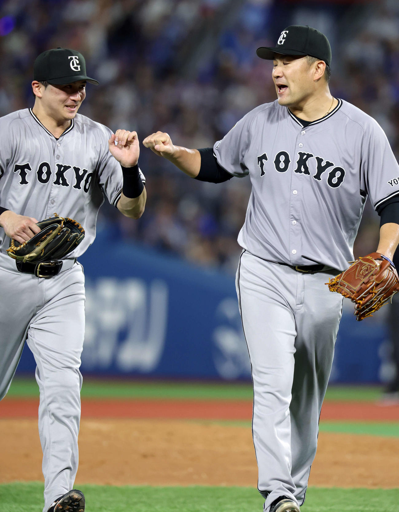DeNA対巨人　4回裏DeNAの攻撃を抑えた田中将（右）は泉口とグータッチ（撮影・浅見桂子）