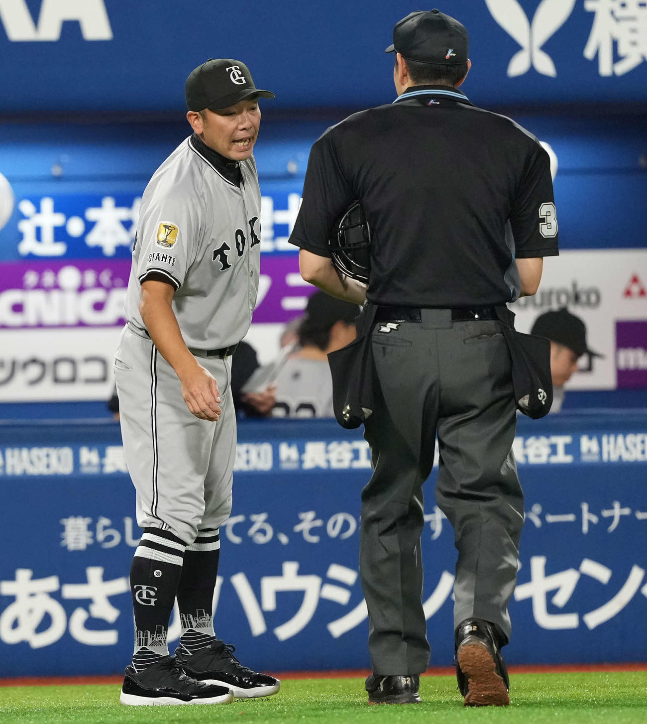 DeNA対巨人　7回、選手交代を告げる巨人阿部監督（撮影・井上学）