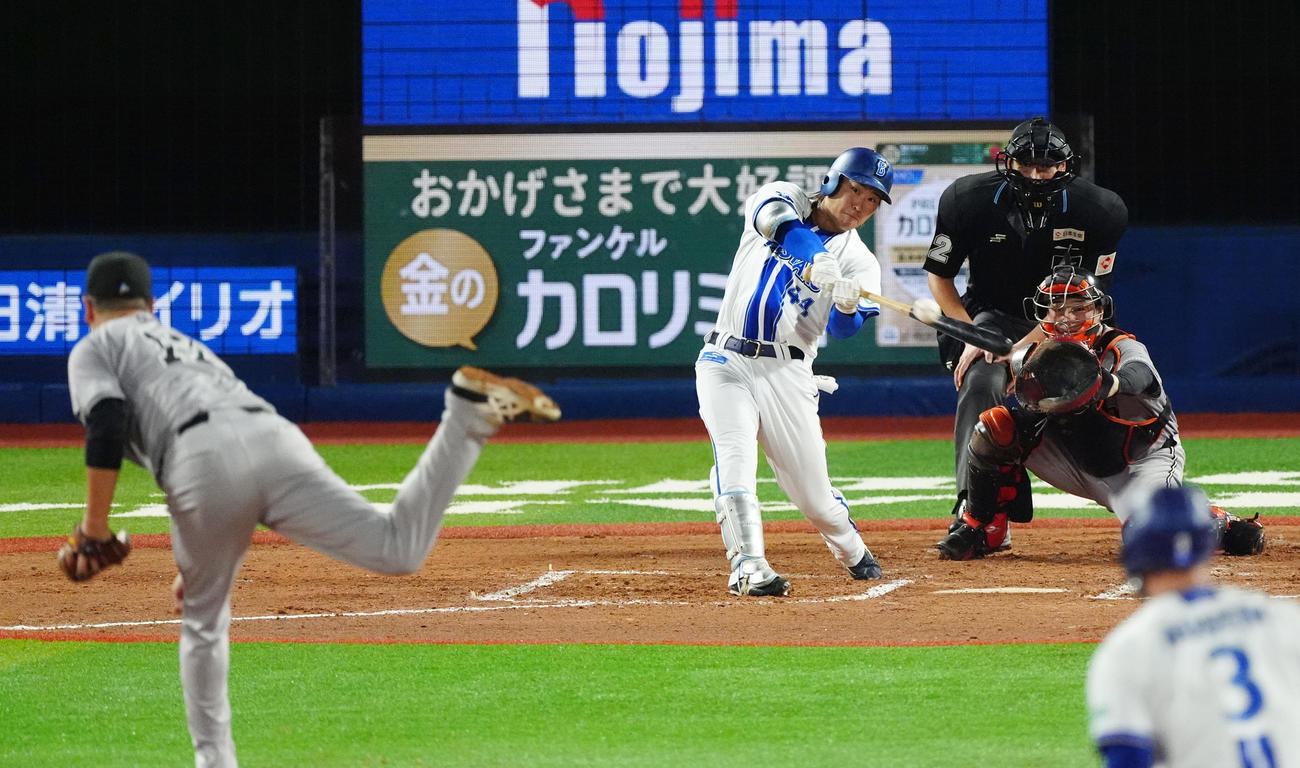 DeNA対巨人　6回裏DeNA2死一、二塁、先制の右越え2点適時二塁打を放つ石上（撮影・清水貴仁）