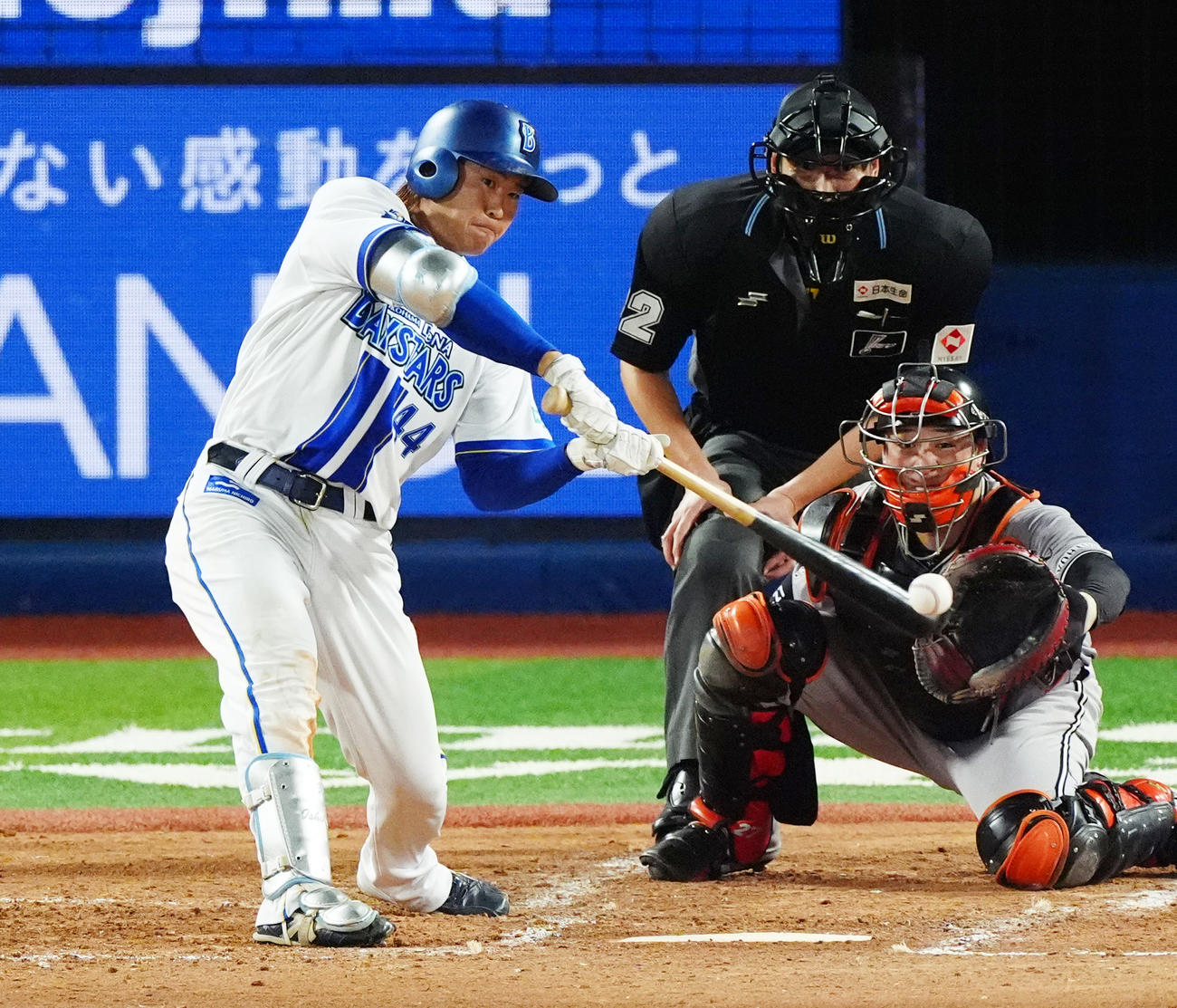 DeNA対巨人　5回裏DeNA無死一塁、左前打を放つ石上（撮影・清水貴仁）