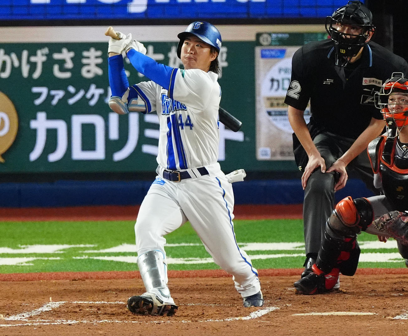 DeNA対巨人　6回裏DeNA2死一、二塁、先制の右越え2点適時二塁打を放つ石上（撮影・清水貴仁）
