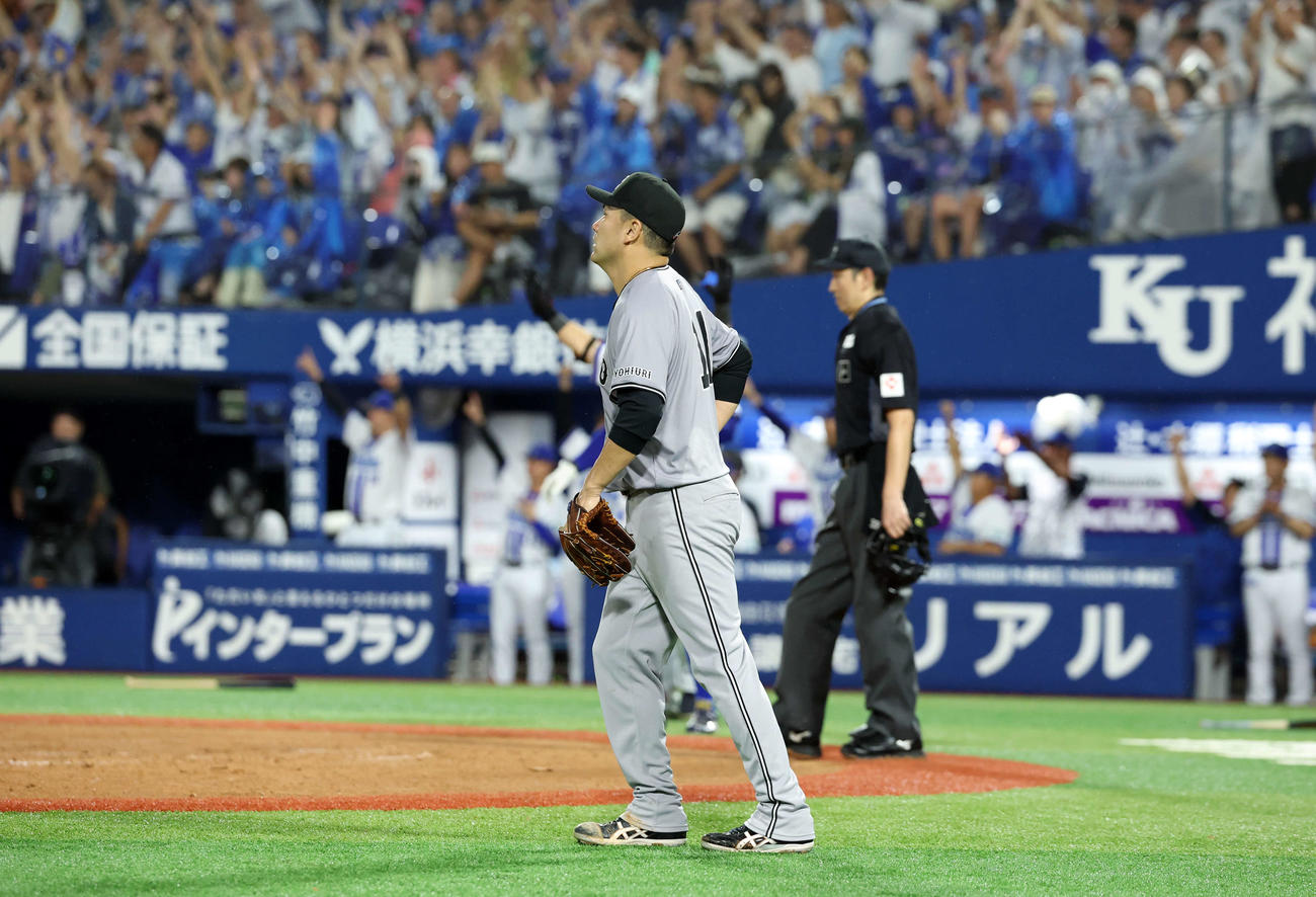 DeNA対巨人　6回裏DeNA2死一、二塁、石上に2点適時二塁打を許し、がっくりの田中将（撮影・浅見桂子）