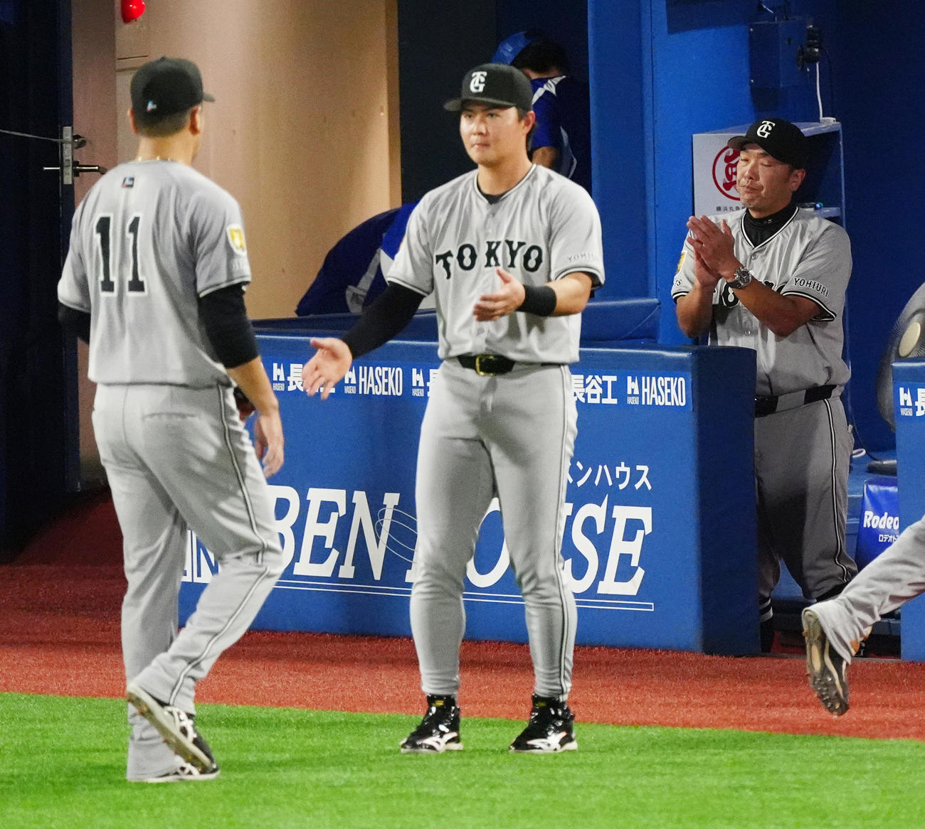 DeNA対巨人　3回裏を抑えた田中将（左）らに拍手を送る阿部監督（撮影・清水貴仁）