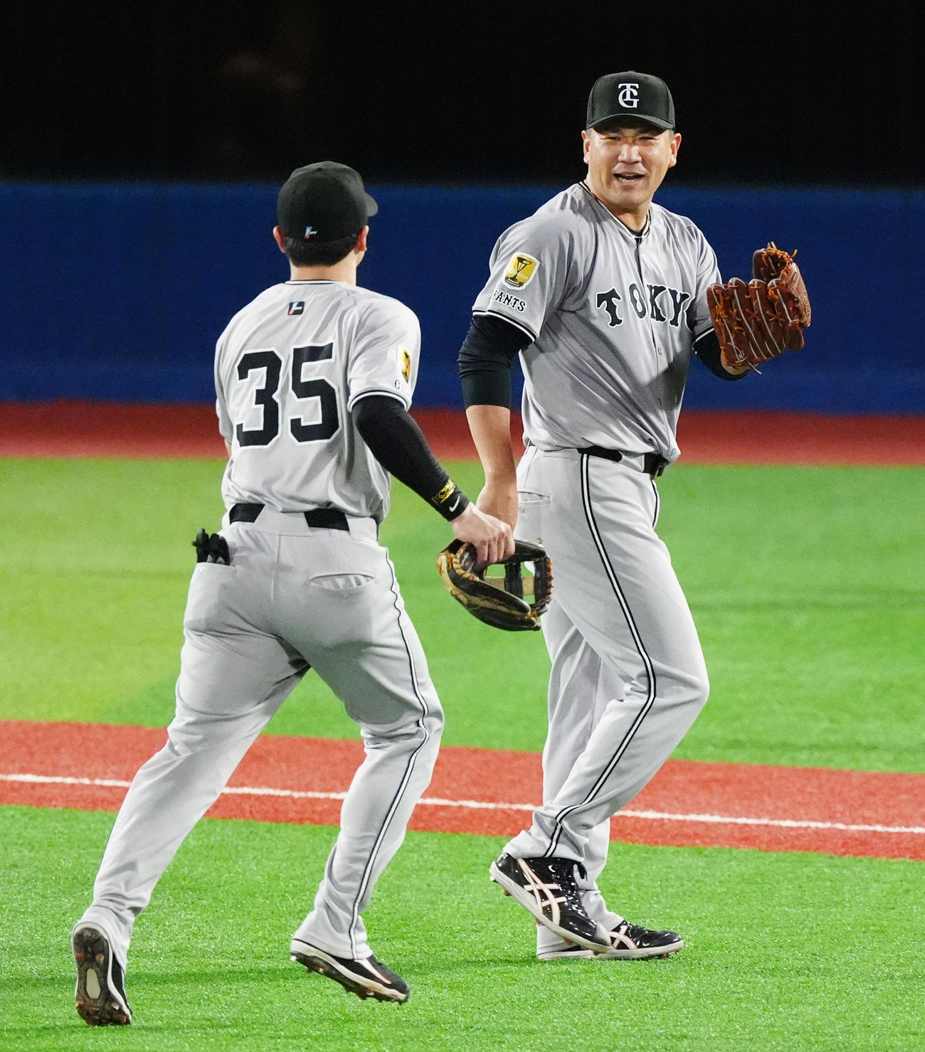 DeNA対巨人　2回裏を抑え泉口（左）とタッチを交わす巨人田中将（撮影・清水貴仁）