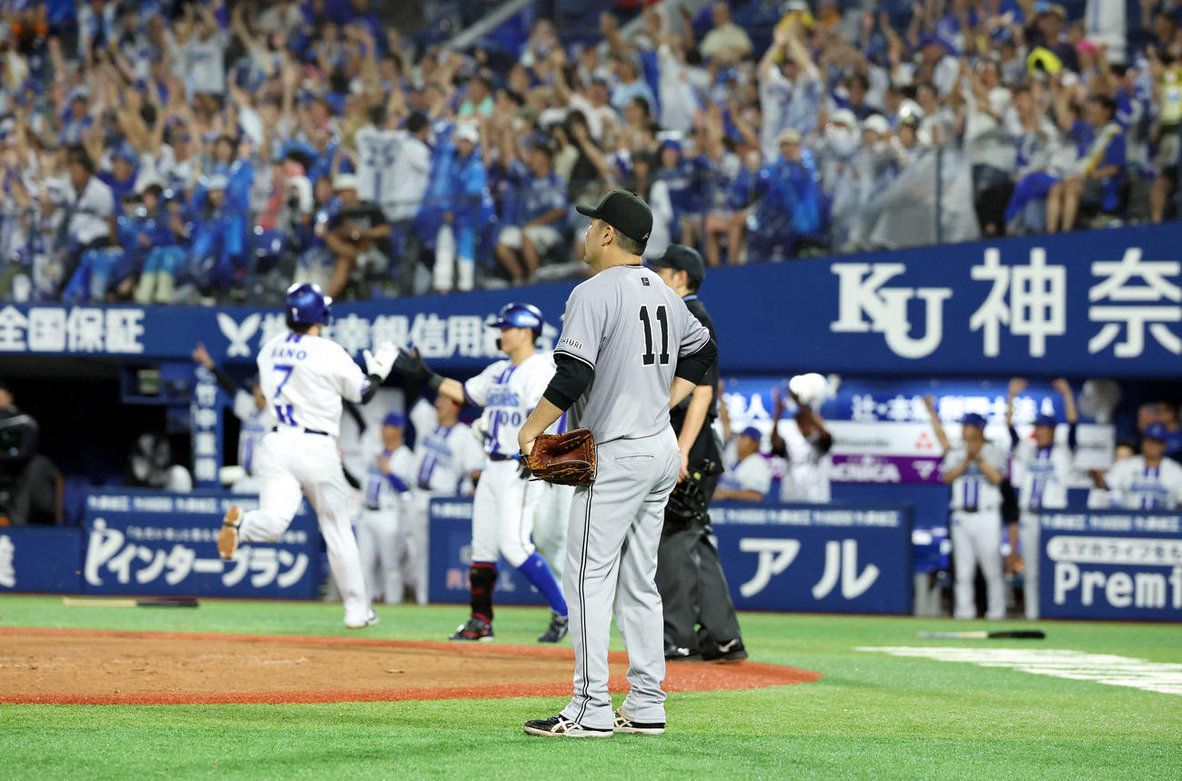 DeNA対巨人　6回裏DeNA2死一、二塁、石上に2点適時二塁打を許し、がっくりの田中将（撮影・浅見桂子）