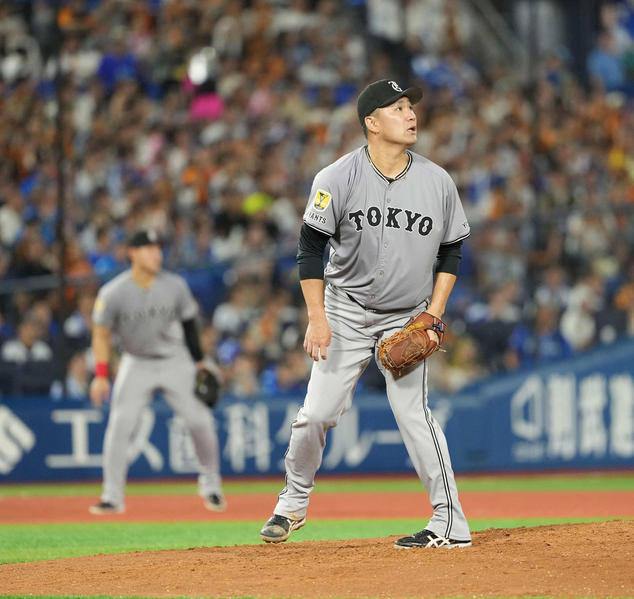 DeNA対巨人　6回裏DeNA1死一、二塁、石上に2点適時二塁打を浴びる田中将（撮影・井上学）