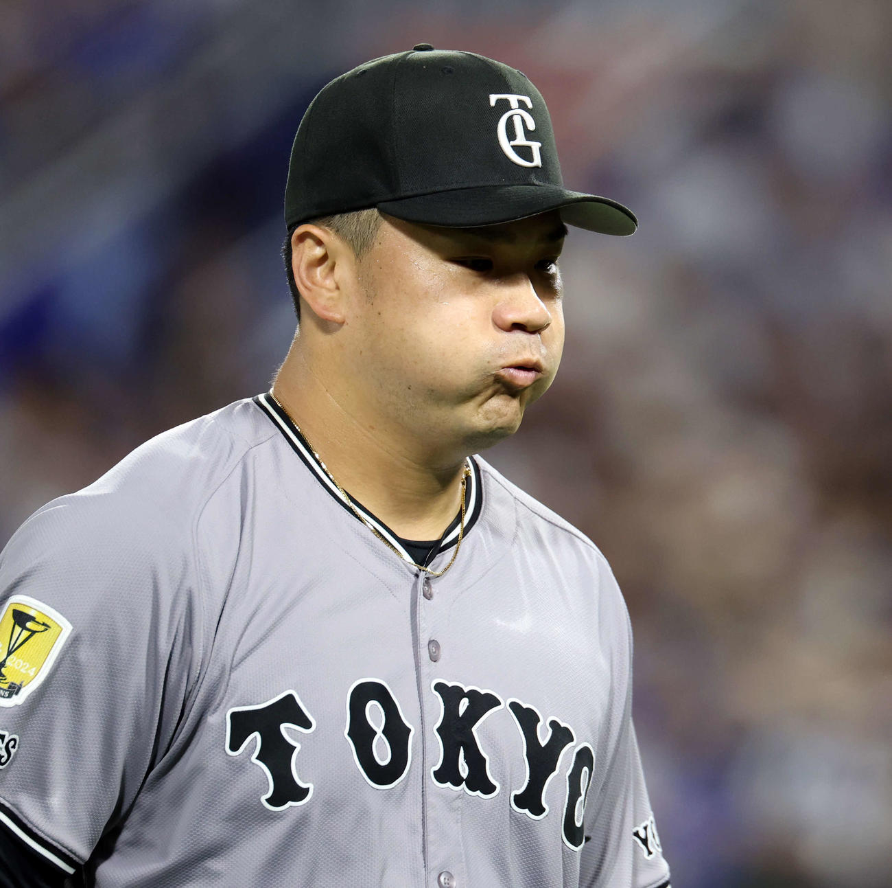 DeNA対巨人　3回裏DeNAの攻撃を抑えた田中将はほおを膨らませる（撮影・浅見桂子）