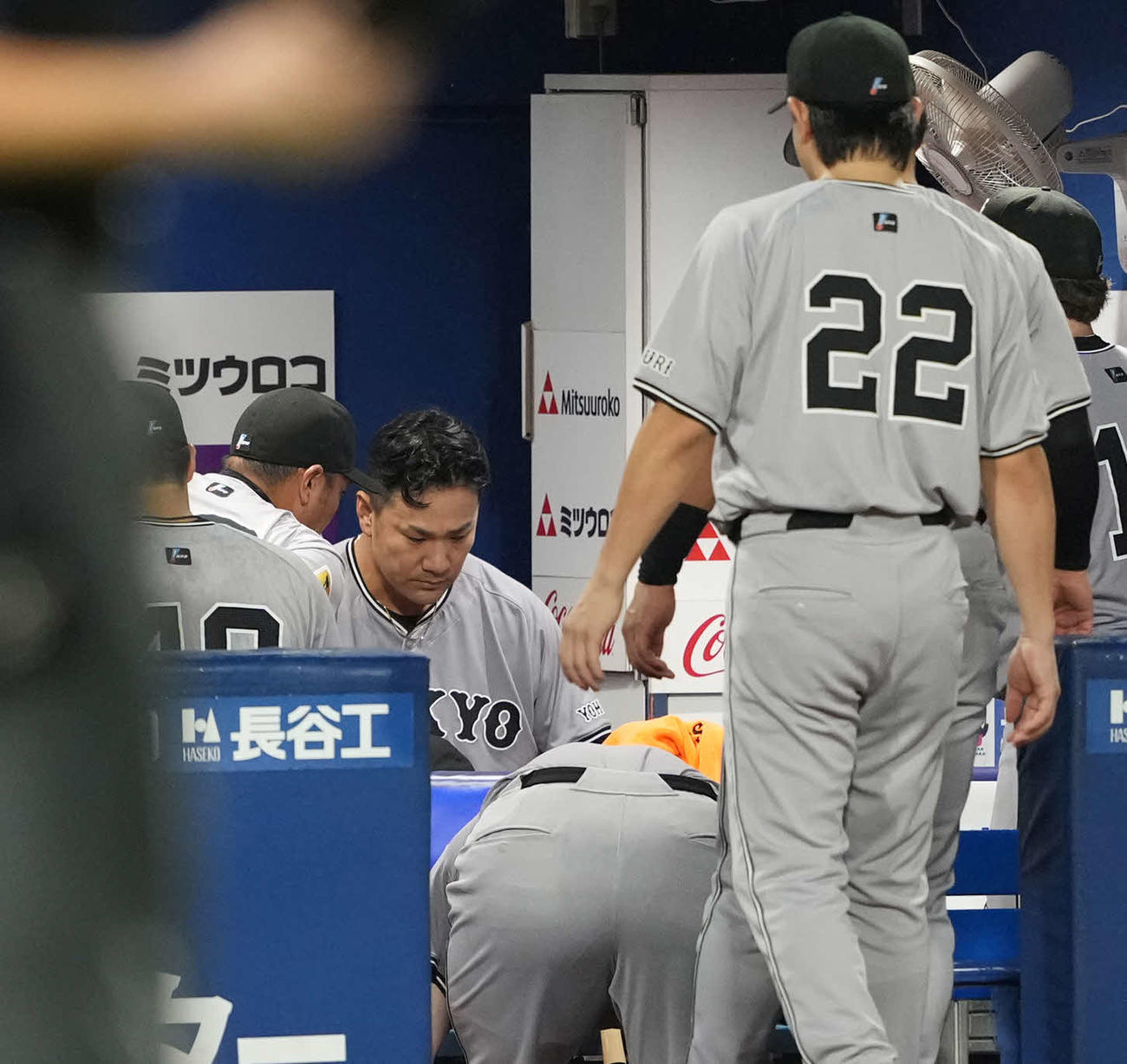 DeNA対巨人　6回を終えた田中将（中央）はベンチで阿部監督に話しかけられる（撮影・井上学）