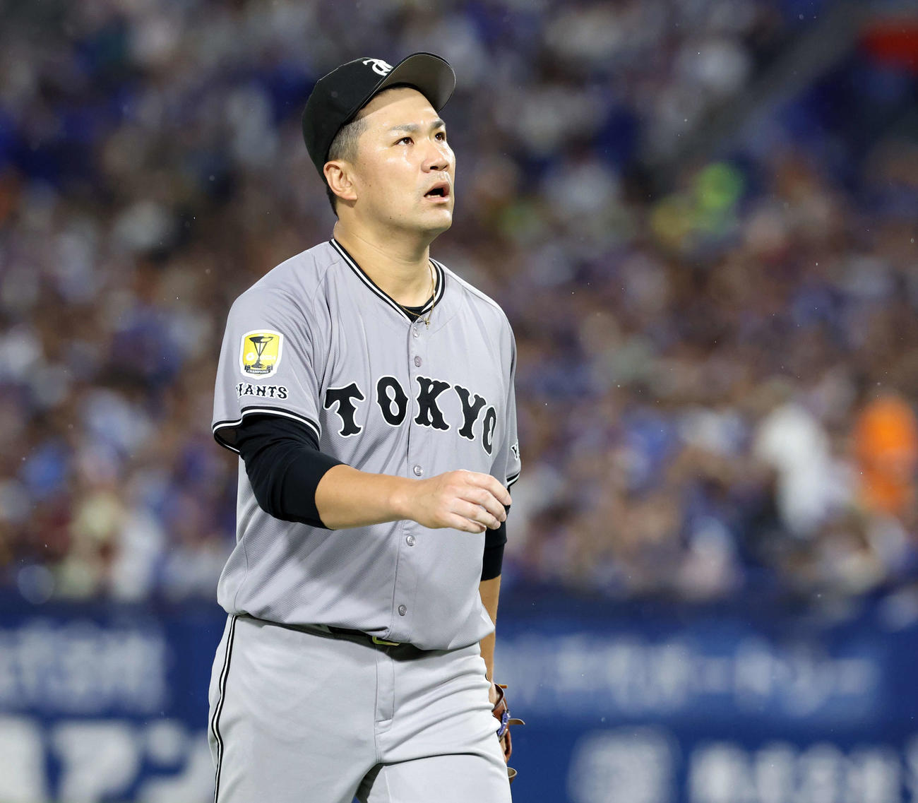 DeNA対巨人　6回裏DeNAに2点を与え、悔しそうに引き揚げる田中将（撮影・浅見桂子）