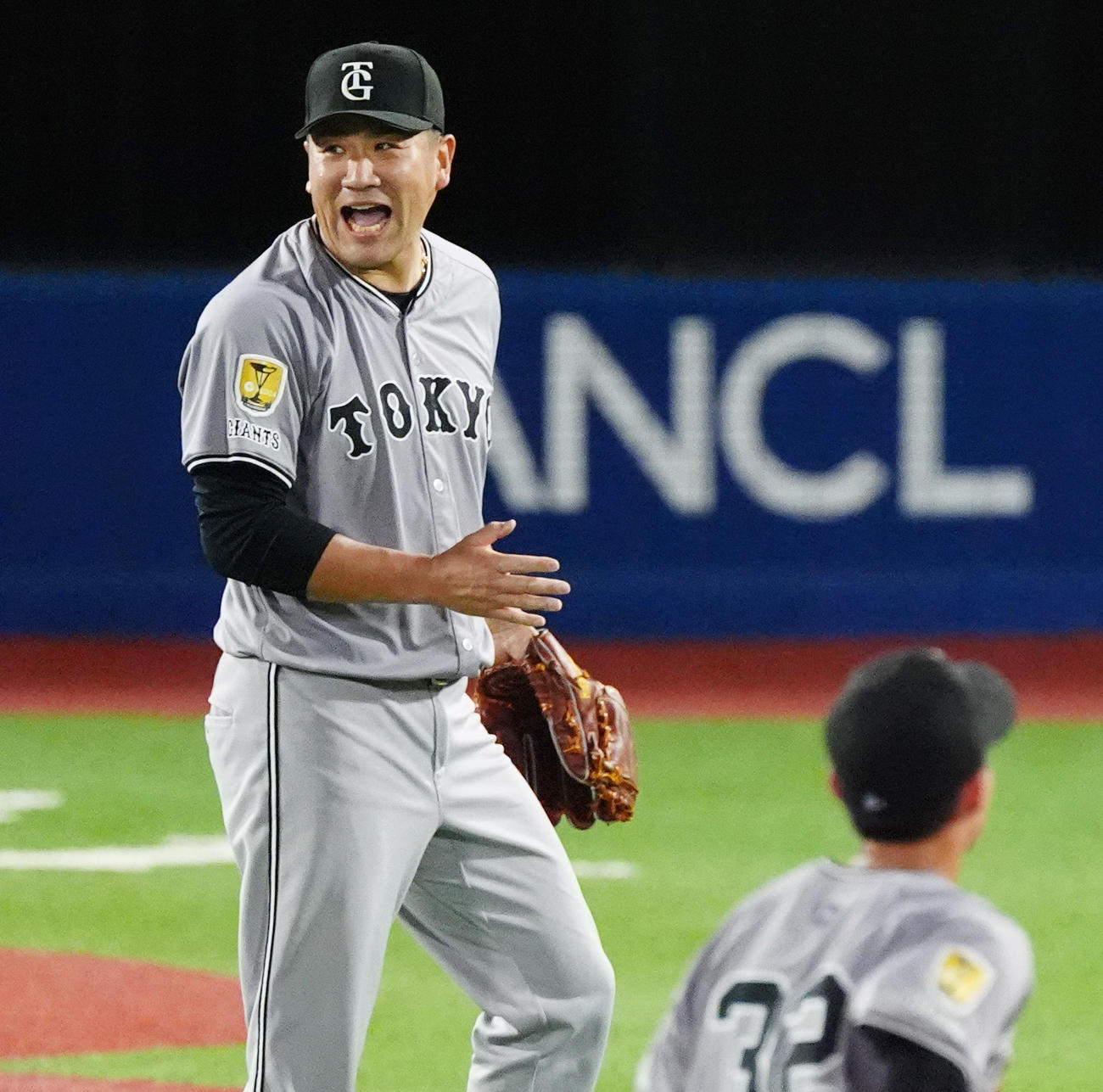 DeNA対巨人　4回裏を抑え笑顔で声を出す巨人田中将（撮影・清水貴仁）
