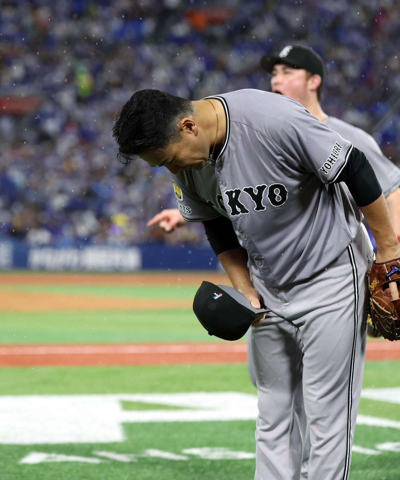 DeNA対巨人　5回裏DeNA2死満塁、度会を左飛に仕留めて満塁ピンチを脱し、好捕した丸に一礼する田中将（撮影・浅見桂子）