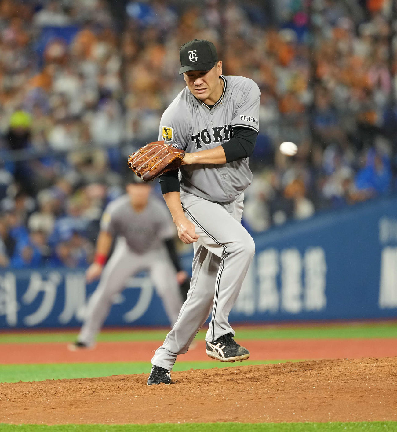 DeNA対巨人　6回裏DeNA1死、オースティンの打球をよける田中将（撮影・井上学）
