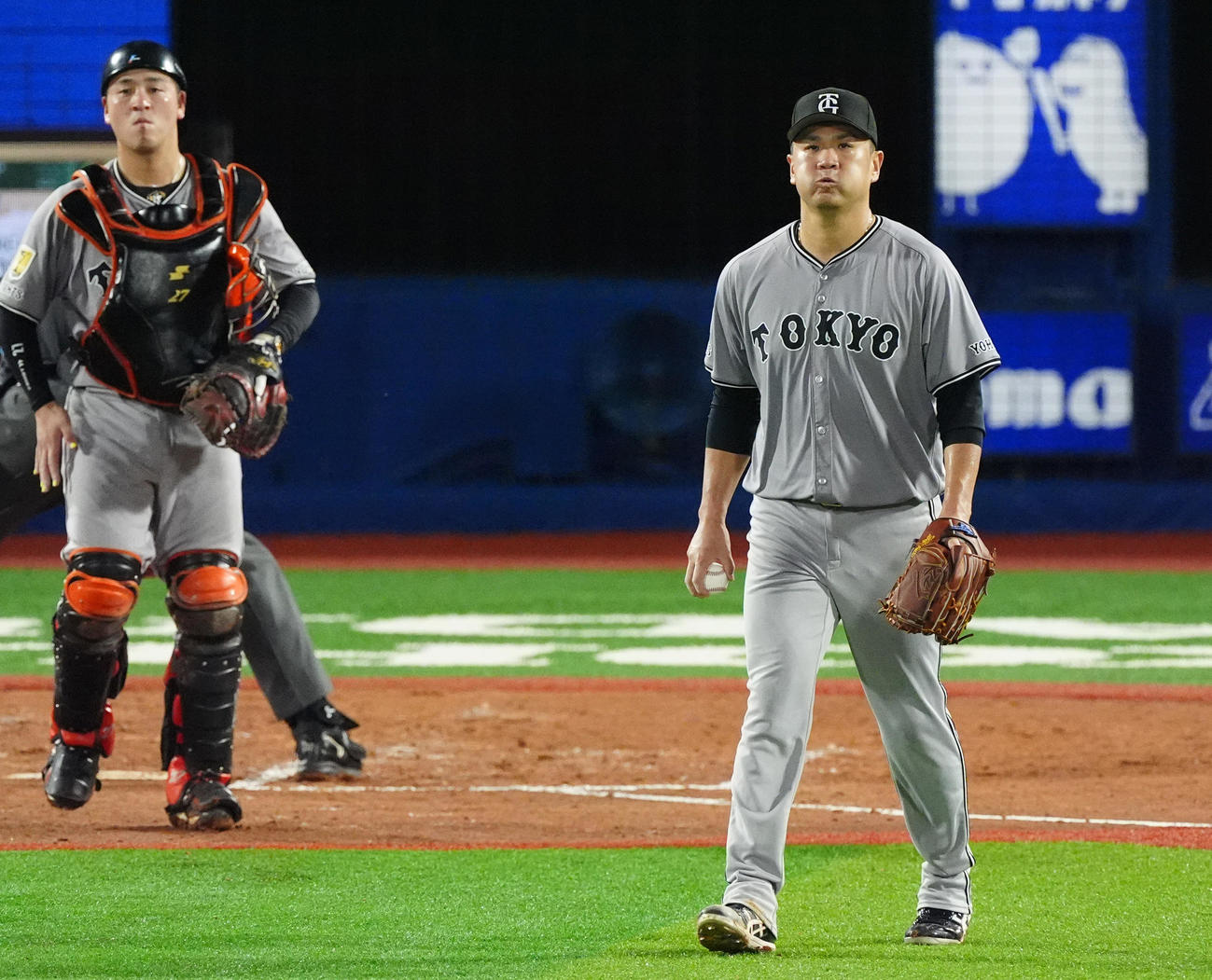 DeNA対巨人　6回裏DeNA2死一、二塁、石上に先制の右越え2点適時二塁打を打たれ、厳しい顔をみせる田中将（右）（撮影・清水貴仁）