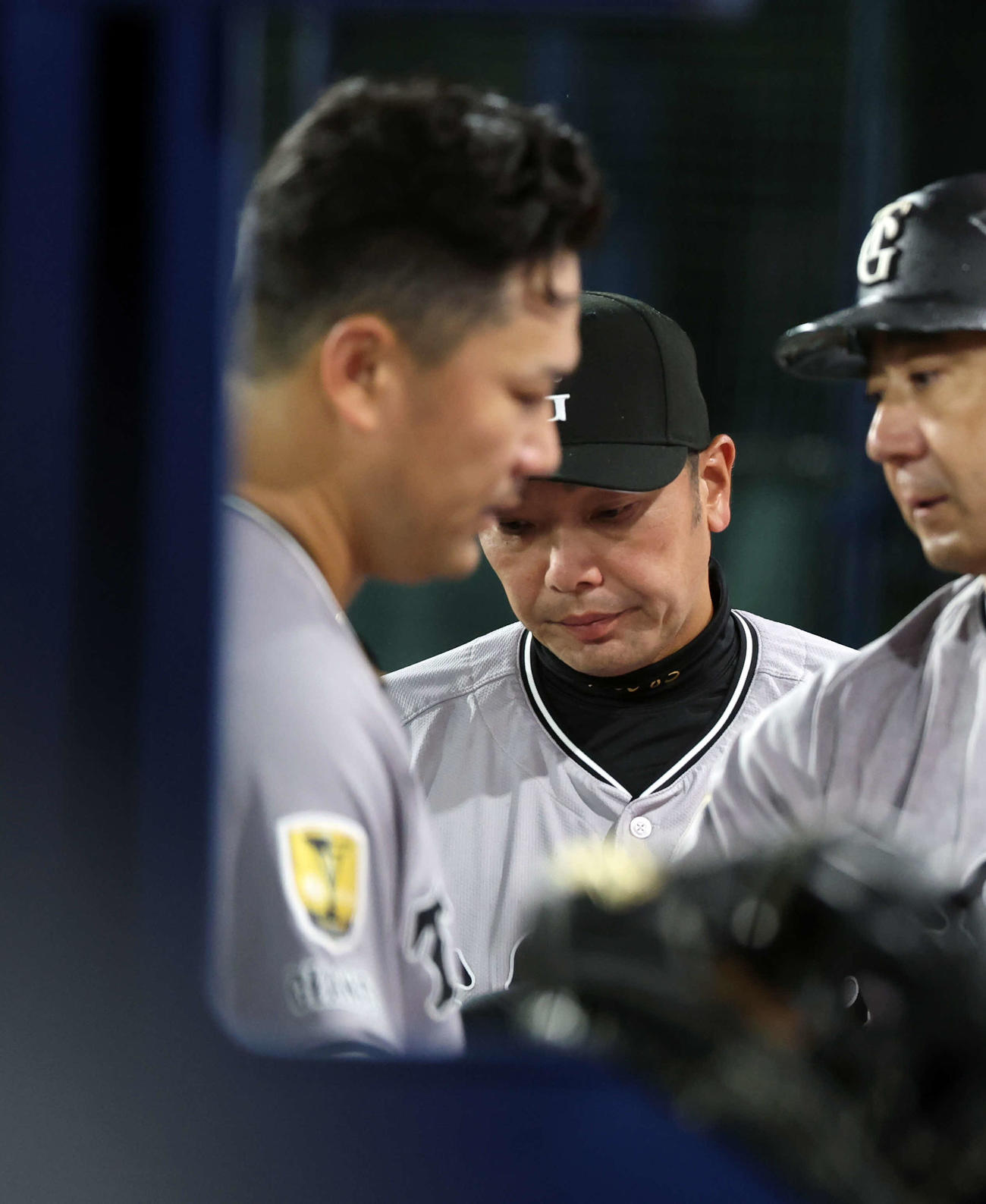 DeNA対巨人　6回裏DeNAに2点を与え引き揚げた田中将（手前）のもとに向かう阿部監督（撮影・浅見桂子）
