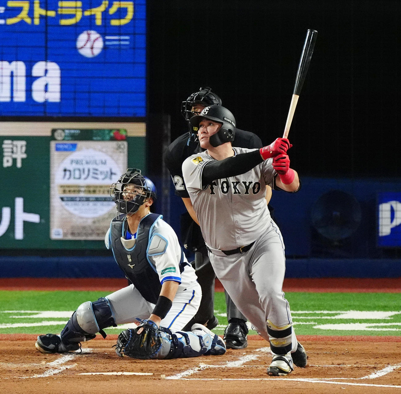 DeNA対巨人　2回表巨人2死一塁、右前打を放つリチャード（撮影・清水貴仁）