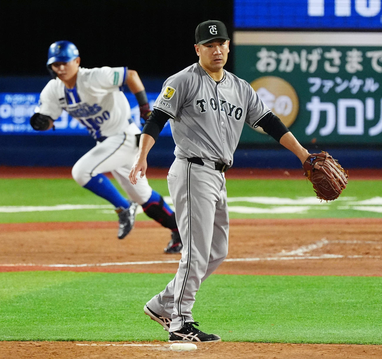 DeNA対巨人　2回裏DeNA2死一塁、林を遊ゴロに打ち取る田中将（撮影・清水貴仁）