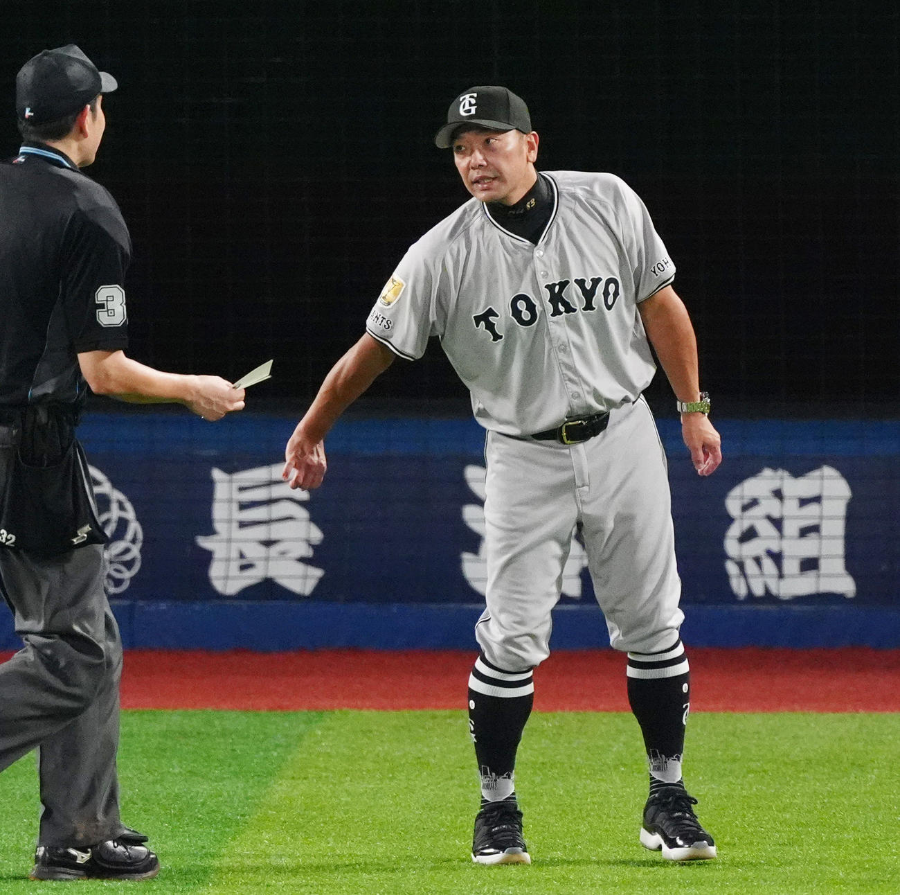 DeNA対巨人　8回裏を前に選手交代を告げる巨人阿部監督（撮影・清水貴仁）