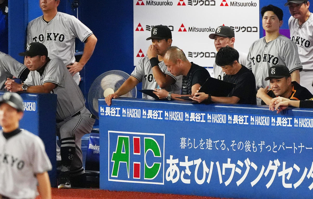 DeNA対巨人　試合に敗れ厳しい表情の巨人阿部監督（左端）、田中将（右端）ら（撮影・清水貴仁）